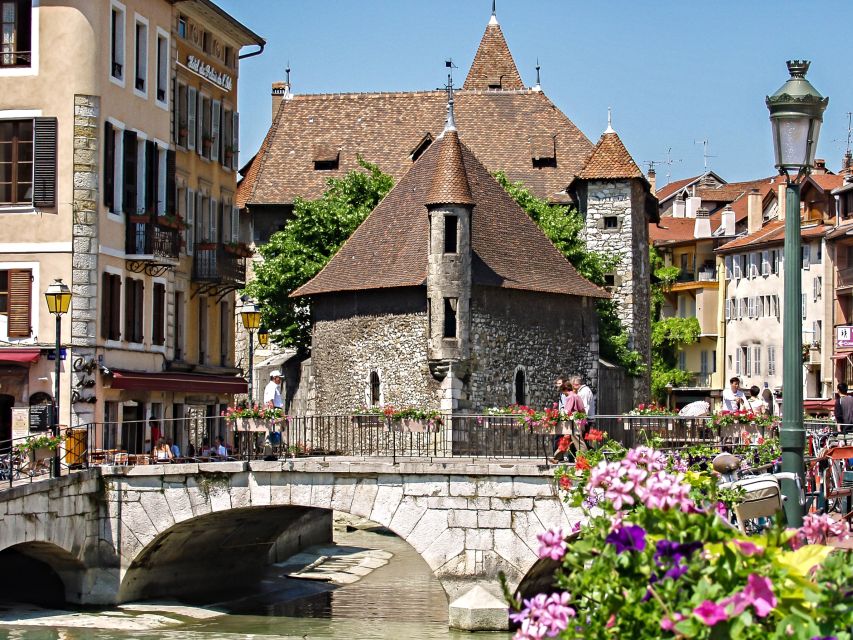 Annecy Private Guided Tour from Geneva - Lake Annecy stroll: people-watching with mountain air