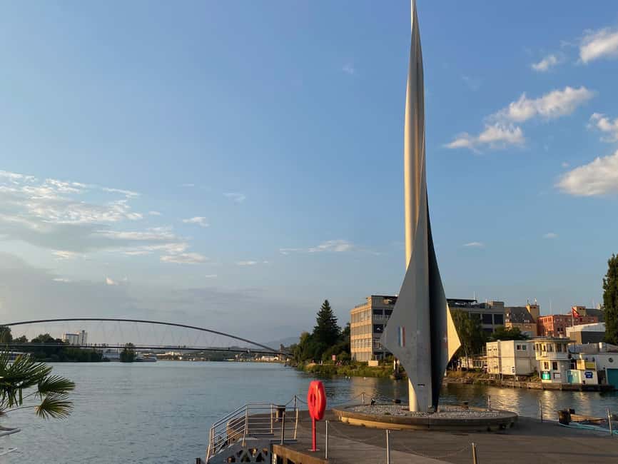 Basel: Fancy a bike tour through 3 countries in 60 minutes? - The final glow over Dreirosenbrücke: your Rhine panorama