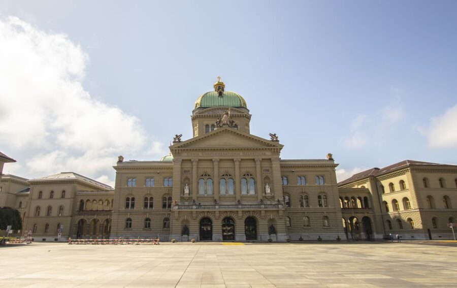 Bern: Private Express Walk with a Local in 60 minutes - Rathausplatz: turning landmarks into a night plan