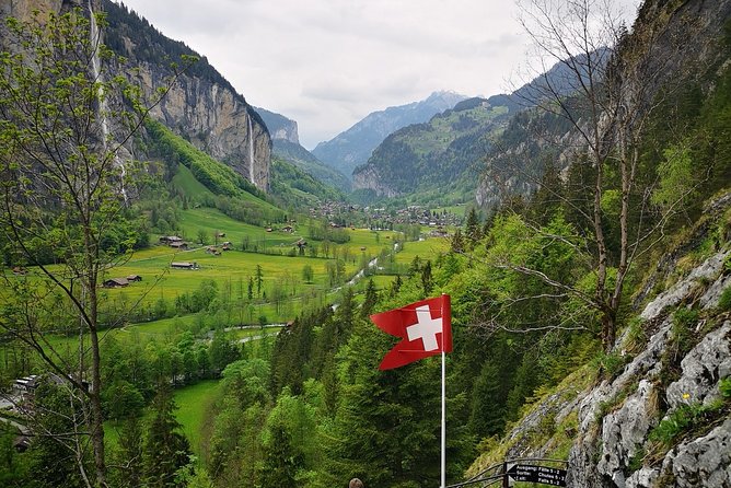 Best of Bernese Oberland Tour from Interlaken - Brienz lakeside village stroll, old wood craft and photo lanes