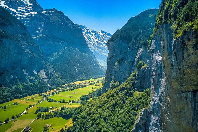 Best of Bernese Oberland Tour from Zurich - Lake Lungern stop: the quick photo reset before the real mountains