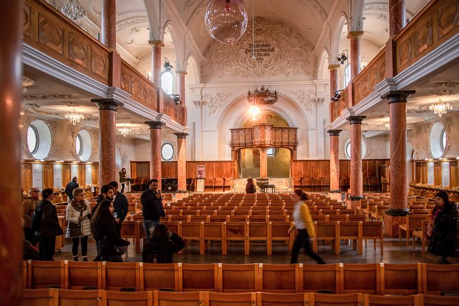 Best of Zurich Tour with Felsenegg Cable Car and Ferry Ride - Altstadt walk in 25 minutes: St. Peter’s clock and Fraumünster windows