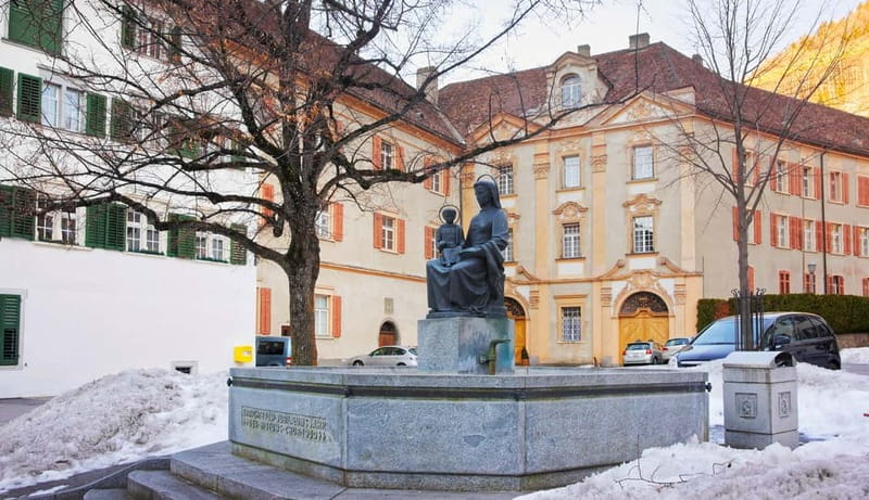 Chur: Private Express Walk with a Local in 90 minutes - St. Martinsplatz to St. Martin’s Church: A Calm Start in the Right Place