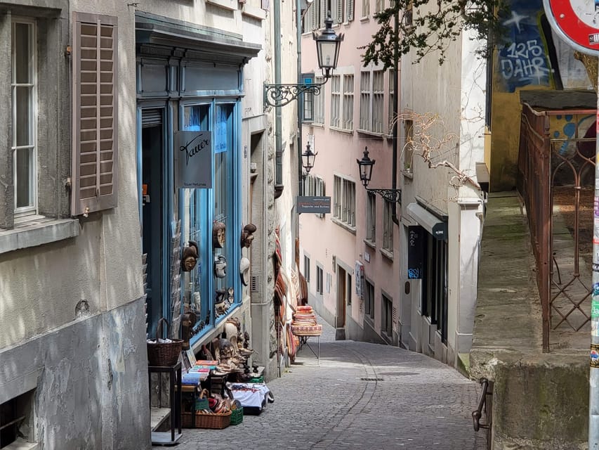 City tour historic old town Zurich - Stadtmauerkeller and Brunngasse: tighter spaces, more atmosphere