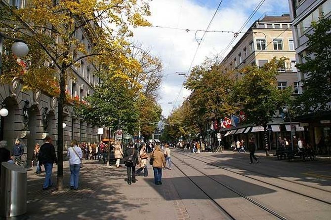 City tour Zurich with the city whispers from CHF 21.00 - Schipfe 51 Jackson, then Fraumünster and Münsterhöfli houses