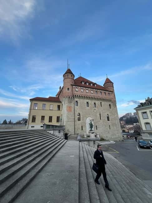 Discover Lausanne’s highlights with a local guide (EN) - Moving through medieval streets: Rue du Bourg and Rue du Rotillon