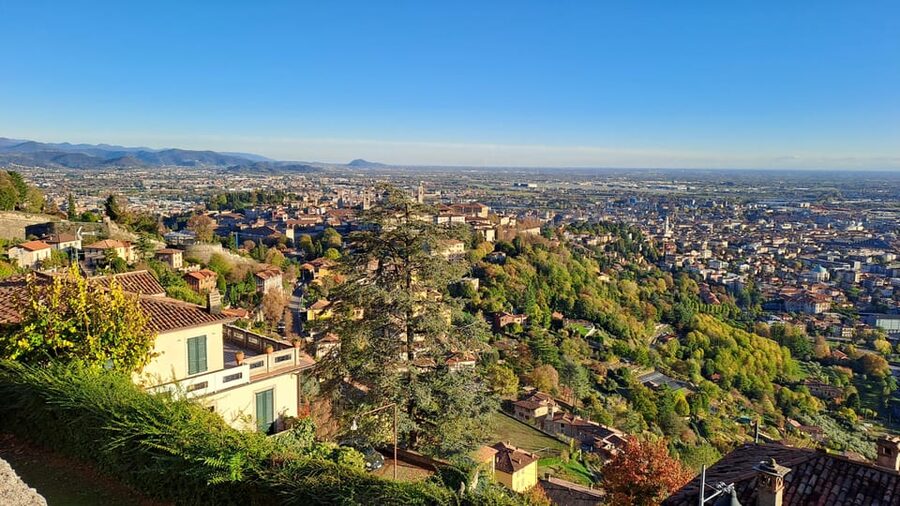 E-bike tour to discover Bergamo - The start in the city center: Piazza Vecchia and Piazza Duomo