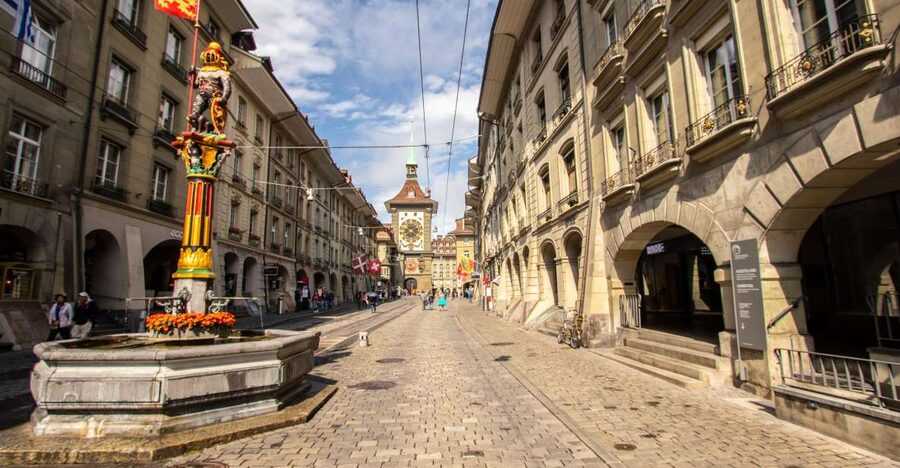 Explore the best guided intro tour of Bern with a Local - Starting at Loebegge: a meeting point that helps you get oriented