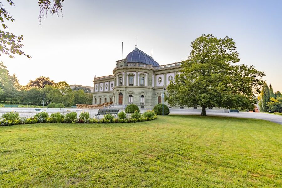 Explore the best guided intro tour of Geneva with a Local - History and culture, the kind you can use later