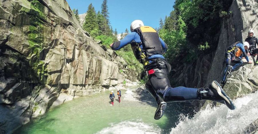From Interlaken: Grimsel Gorge Canyoning Tour - Lunch, picnic, and the hot shower return to Interlaken