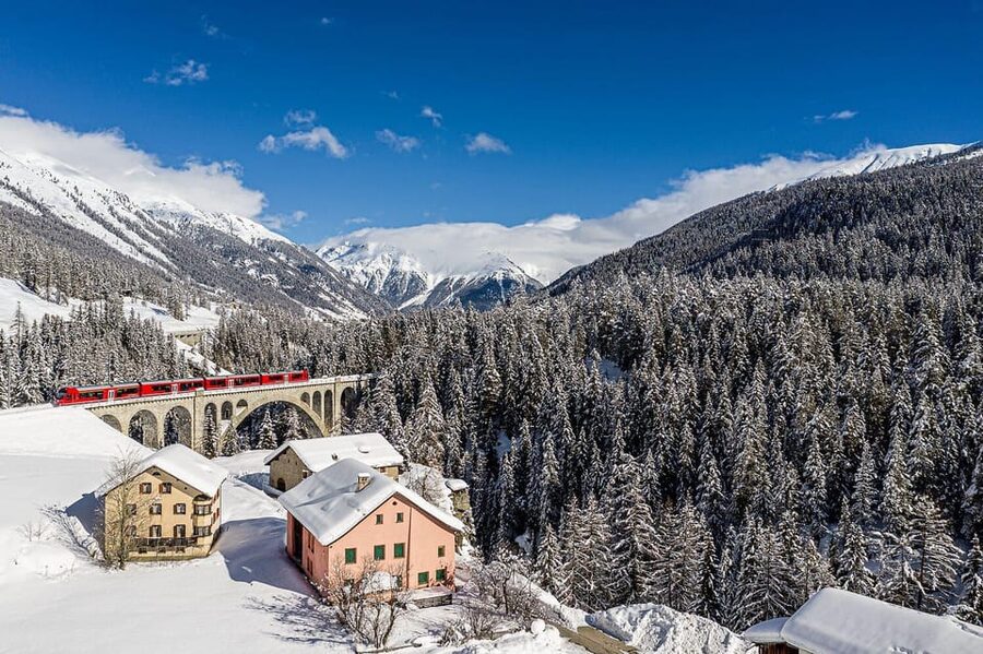 From Milan: Bernina Red Train to St Moritz Guided Tour - Piazza della Repubblica Morning: Finding Your Bus and Setting Expectations