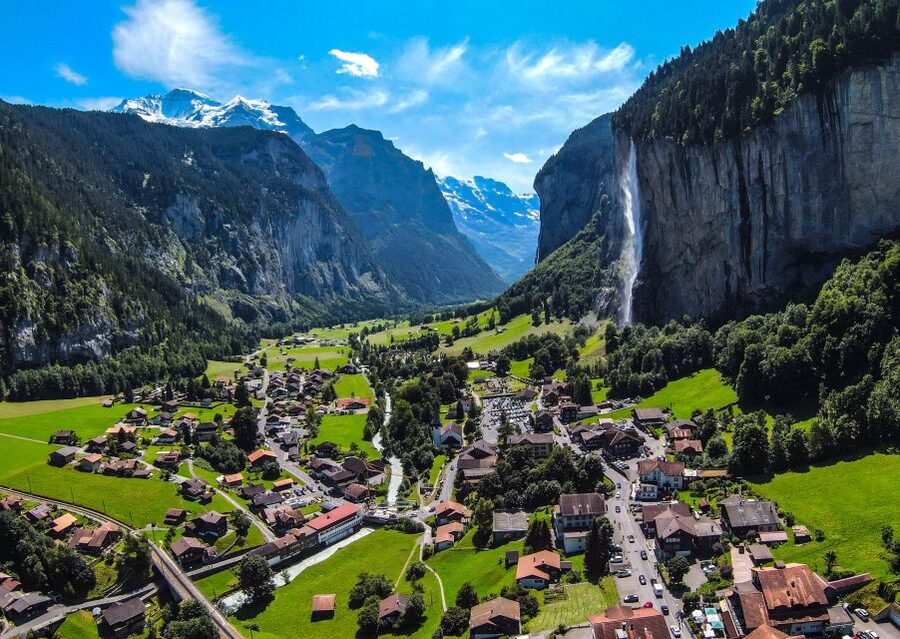 From Zurich: Waterfalls Valley & Aareschlucht Gorge Day Tour - Getting picked up in Zurich at 9:00, then settling into the ride