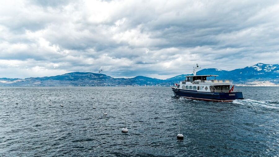 Geneva: 50-Minute Lake Geneva Cruise - Practical Details: No Wi-Fi, Headphones, and Choosing Your Spot