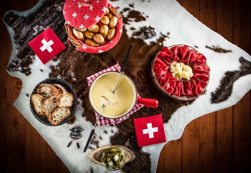 Geneva: City Tour and Fondue Cooking Class, Swiss Folklore - Old Town Stops: Getting the Stories Without Feeling Rushed