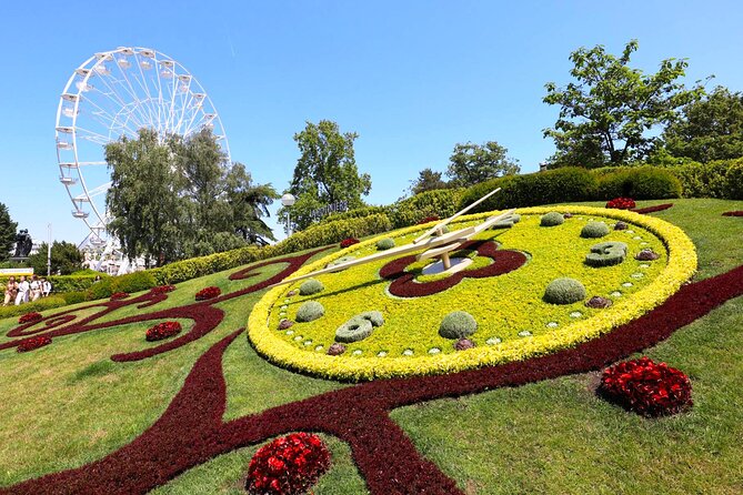 Geneva Highlights Tour by Bike - 3h - Monument National and the Flower Clock, two symbols you can understand fast
