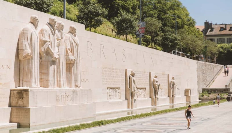 Geneva: Hop-on Hop-Off Bus & Scenic Mini-Train Tour - Getting your bearings in Geneva with mini-trains and a bus loop