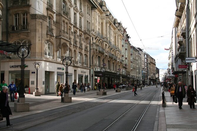 Geneva: Private Walking Tour with a Local Guide - Jet d’Eau and Jardin Anglais, the lakefront that sets the mood