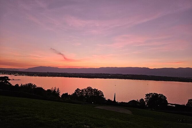 Geneva: Sightseeing of top Places Tour Electric TukTuk 1H15 tour - Jet d’Eau: Geneva’s loudest postcard, up close