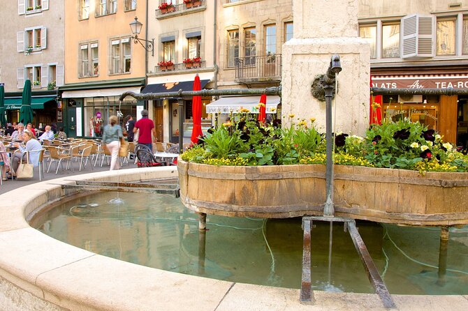 Geneva: Sightseeing of top Places Tour Electric TukTuk 1H15 tour - Broken Chair and the UN zone: the meaningful stop most people rush