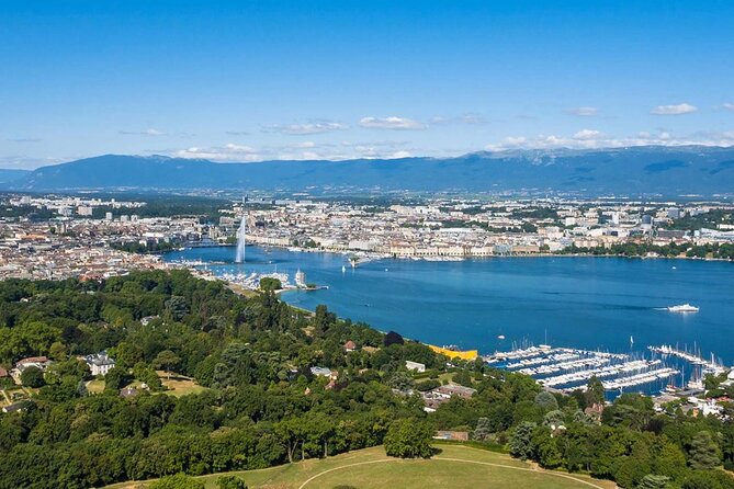Geneva: Sightseeing of top Places Tour Electric TukTuk 1H15 tour - Old Town energy: Place Bourg du Four