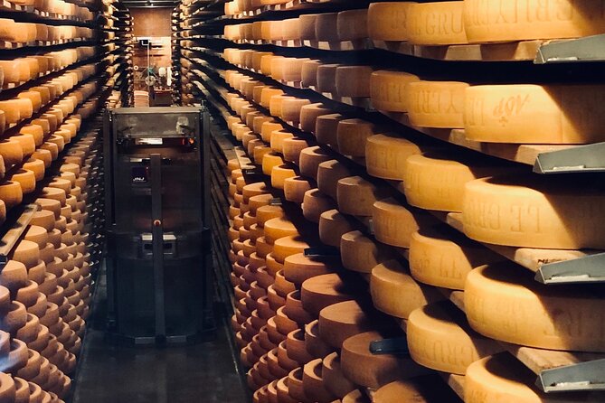 Gruyère Cheese and Chocolate Tasting Day Trip from Geneva - Lunch near the castle, how to get fondue without losing your schedule