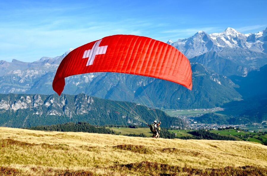 Interlaken: Paragliding Tandem High Flight - The lakes and the Alps: Thunersee, Brienzersee, and peak views