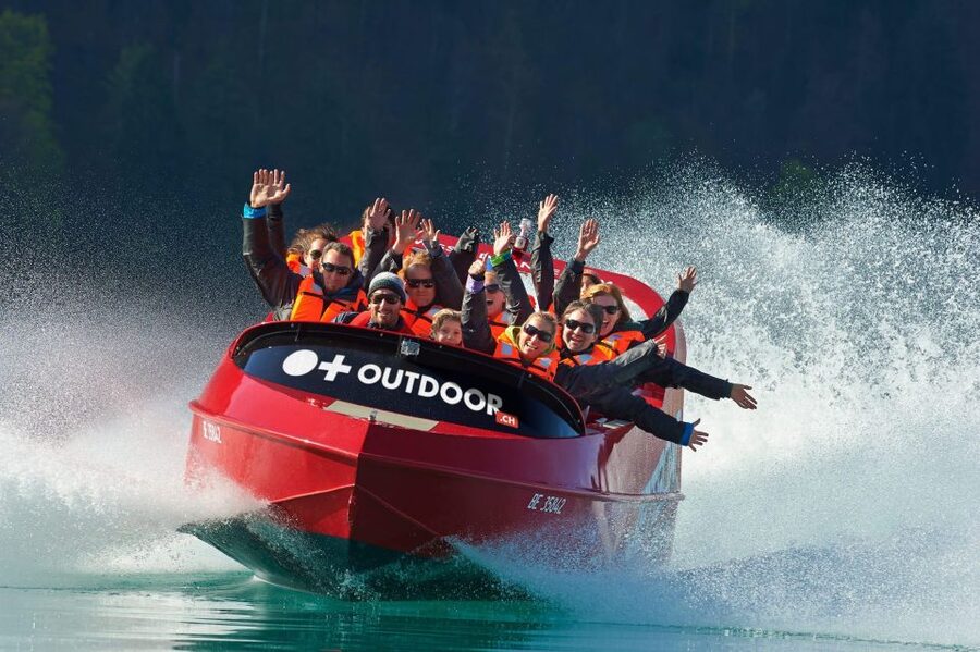 Interlaken: Winter Jetboat Ride on Lake Brienz - Outdoor Jetboat Base in Bönigen: how the start sets the tone