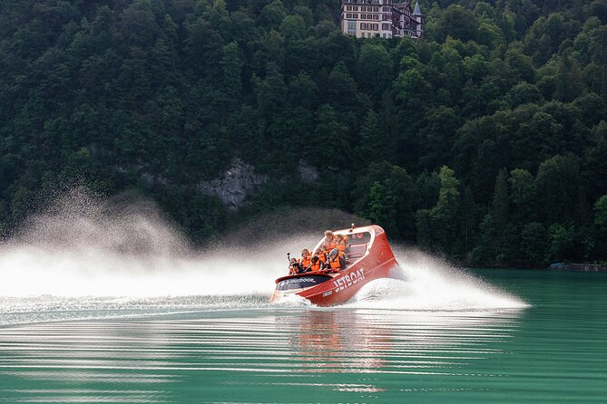 Jetboat Interlaken - Wet fun and friendly competition: The action side of the experience