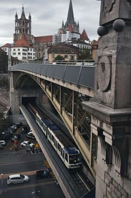 Lausanne: Walking Tour with Chocolate Tastings & Metro - Starting at Palais de Rumine: the view-and-walk setup