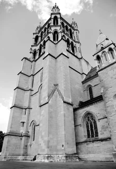 Lausanne: Walking Tour with Chocolate Tastings & Metro - Château Saint-Maire and Cathedral Notre-Dame, built for power and sky views