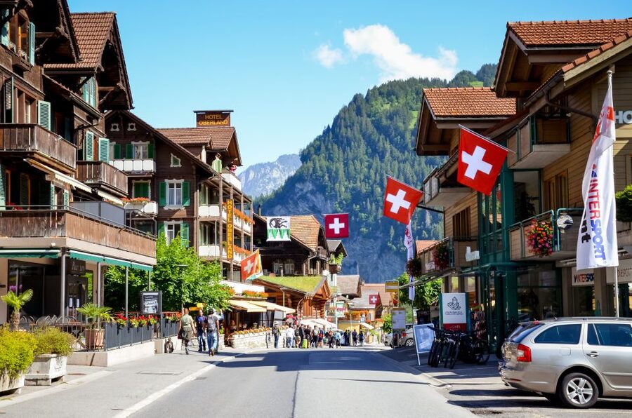 Lauterbrunnen and Mürren Small Group Day Trip - Walking Mürren’s car-free streets without feeling rushed
