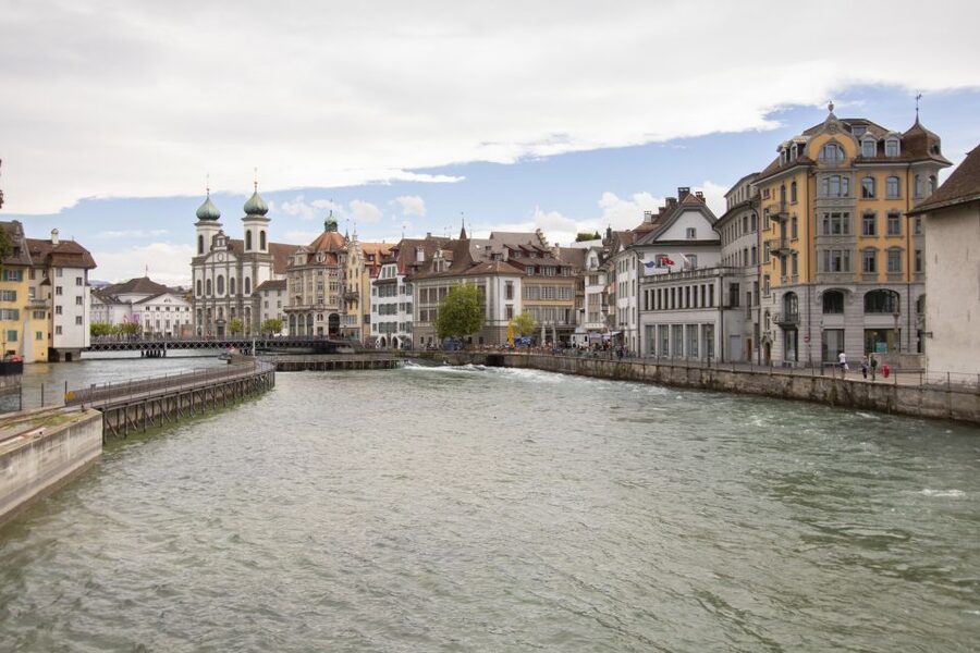 Lucerne: Express Walk with a Local in 60 minutes - Spreuer Bridge and Mühlenplatz: the postcard view with a human story