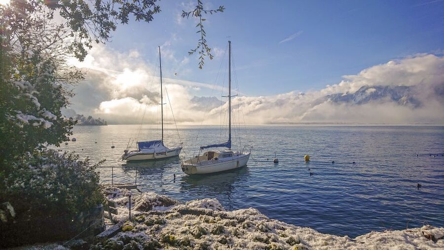 Montreux: Express Walk with a Local in 60 minutes - Casino Barrière Montreux: Landmark Energy and Local Context