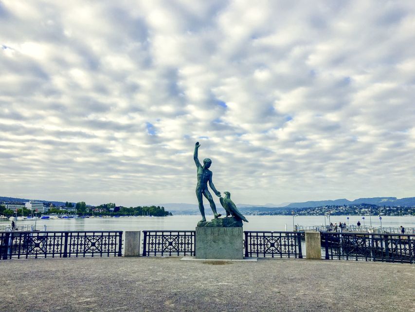 Montreux: Express Walk with a Local in 60 minutes - Freddie Mercury Apartament: Turning Music Fame Into Place