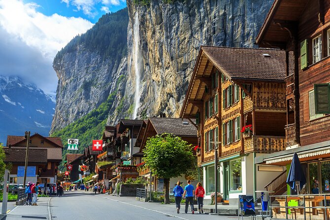 Mountain Majesty: Small Group Tour to Lauterbrunnen and Mürren - Mürren at 1,638 meters: roam a car-free Walser village