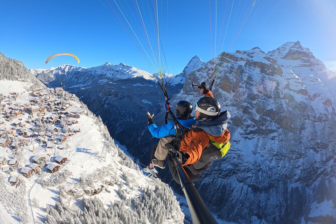 Mürren Lauterbrunnen: Paragliding Panorama Tandem Flights - In the air: flying between valley walls with Eiger, Mönch, Jungfrau upfront