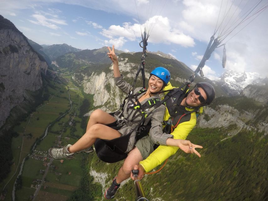 Mürren: Paragliding over Lauterbrunnen Cliffs and Waterfalls - Entering the Mürren routine: meeting, briefing, then the short hike