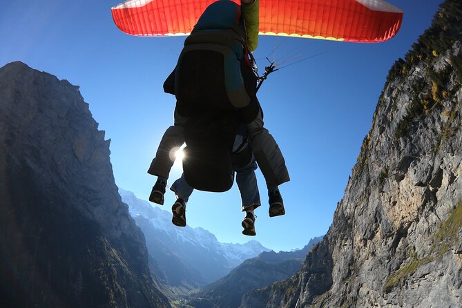 Mürren: Paragliding over the Lauterbrunnen Valley - Landing by the Schilthornbahn, then getting back to Lauterbrunnen