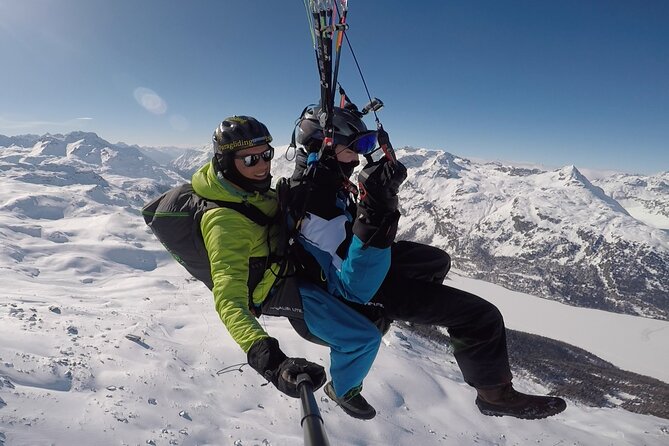 Paragliding Tandem Flights in Engadin - Landing close to where you meet