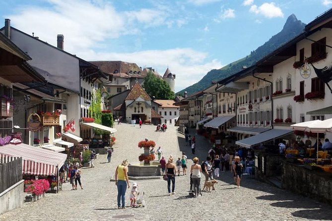 Private Swiss Cheese and Chocolate Tour from Interlaken - Stop 3: Gruyères town time, a special cheese dish, and optional castle