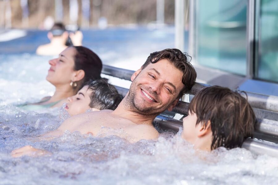 Rivera-Ticino: Splash e Spa Tamaro 4-Hour Waterpark Ticket - Indoor pool jets and the pool bar holiday break