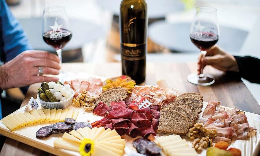 Sion: Sion Wine Tour - wine tasting and guided tour - The Wine Tasting: 5 Sion Wines and Valais Cold Cuts