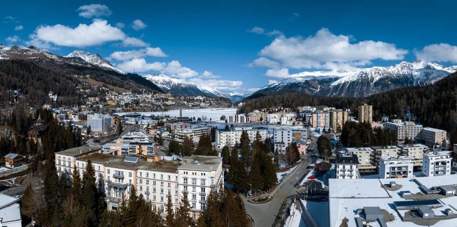 St. Moritz: Express Walk with a Local in 60 minutes - Schiefer Turm St. Moritz: the leaning tower moment that snaps your focus