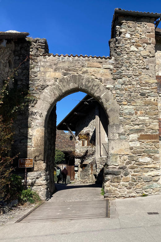 Yvoire medieval village : Walking Guided Tour - The Castle Viewed From Outside, Plus How to Read It