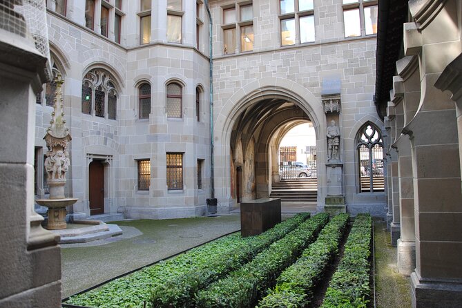 Zurich 360° City Walk Tour Including Hidden Spots - St. Peter and Münsterhof: clocks, Roman traces, and church cloisters