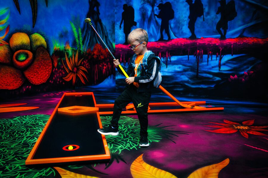 Zurich: Black Light Galaxy Minigolf - Accessibility and Languages: Easy Help if You Need It