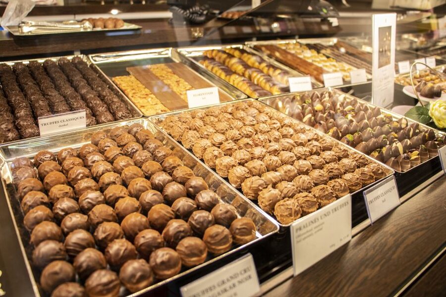 Zurich: Chocolate Tasting and Walking Tour with a Local - Meeting at Limmatquai 55 and finishing by Napfgasse 4