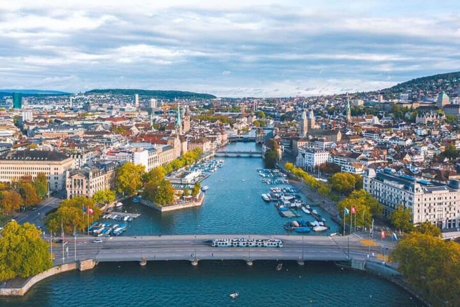 Zurich: Old Town Walking Tour - Brunngasse and Spiegelgasse: lanes you can actually walk through