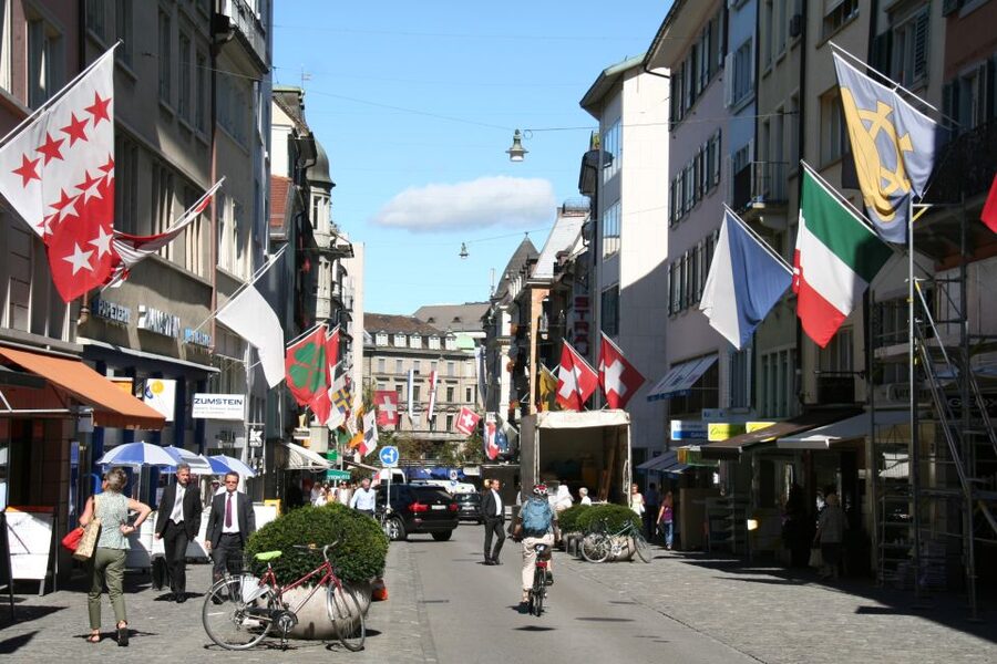 Zurich: Private Walking Tour with a Local Guide - Main sights you’ll likely hit, from Lindenhof to Grossmünster