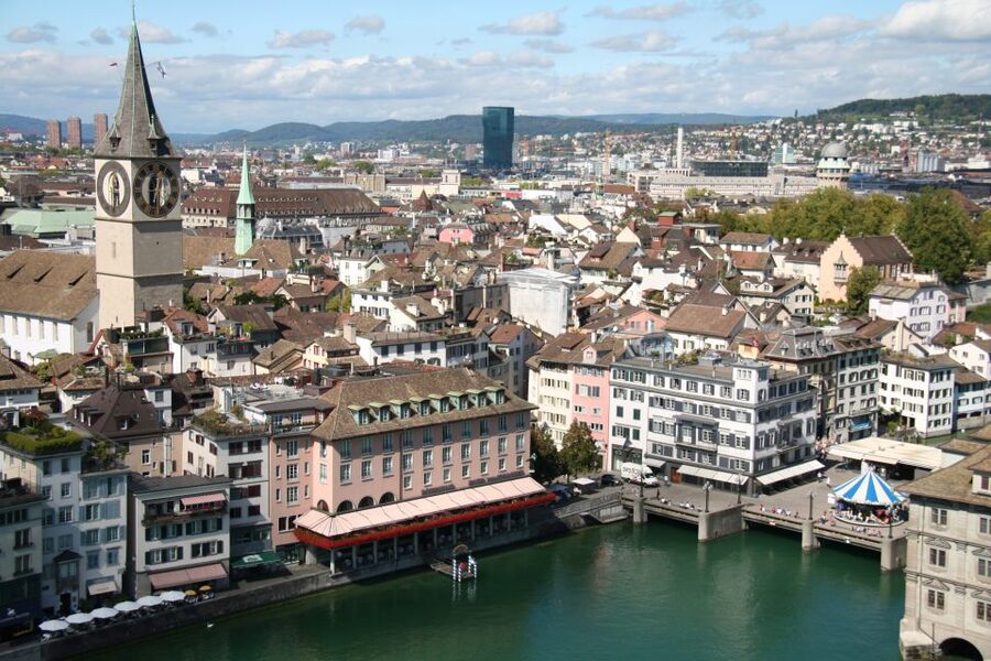 Zurich: Private Walking Tour with a Local Guide - How guides can make or break the tour: Professional vs Local Guide